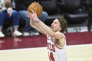 拉文:布泽利斯会要求和我一起加练 他的进步会越来越大